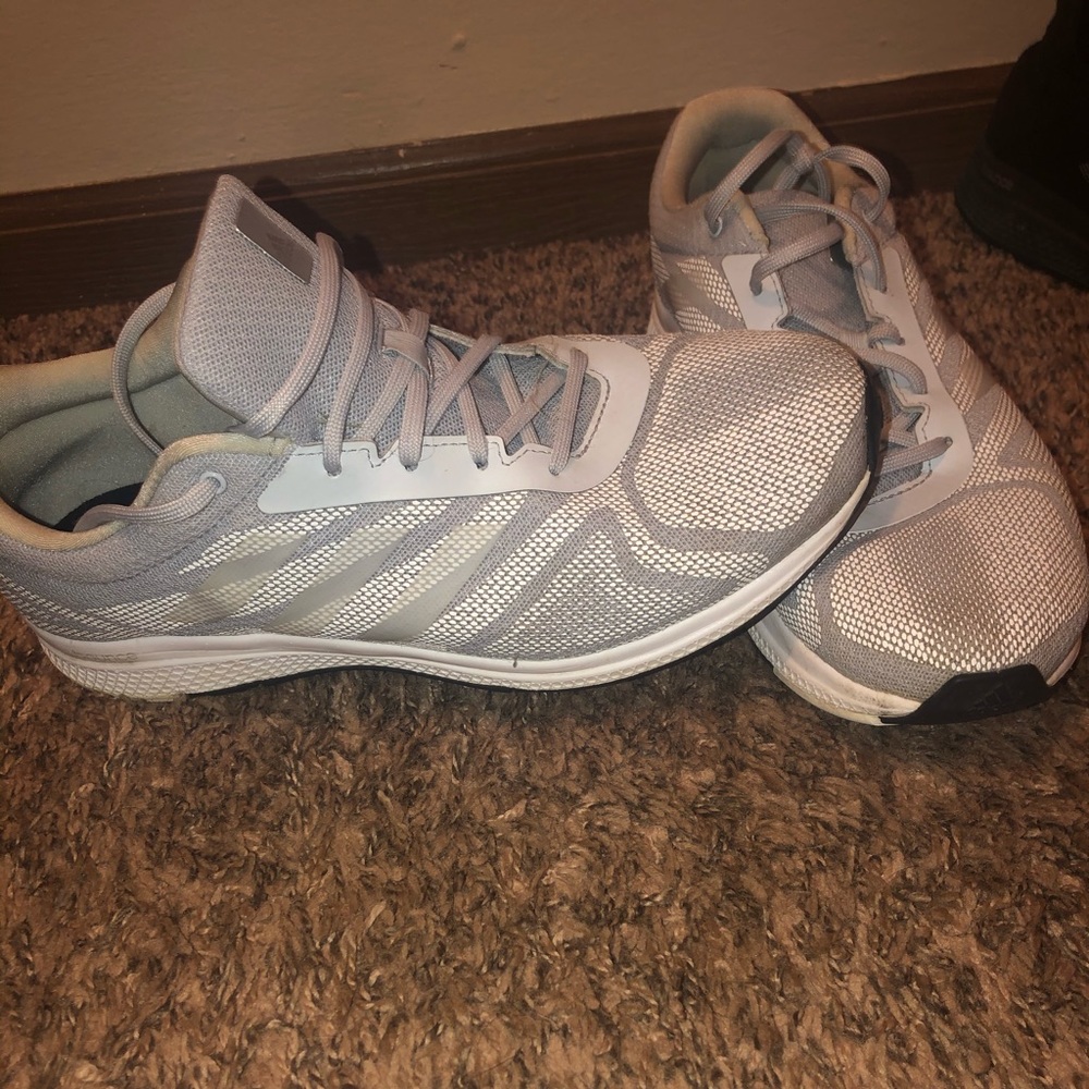 Adidas Bounce tennis shoe
